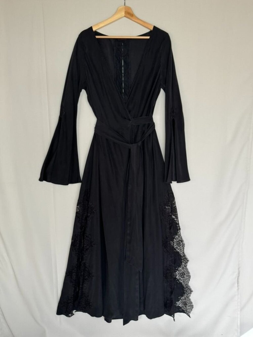 LFrank Iris Wrap Robe Black 100% Silk Chantilly Lace Slit Bell Sleeve Size 8/10